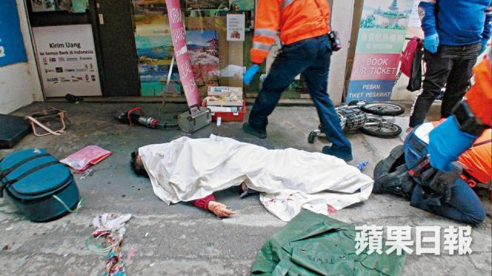 警員以白布遮蓋遭撞斃的80歲女途人遺體。 警員以白布遮蓋遭撞斃的80歲女途人遺體。