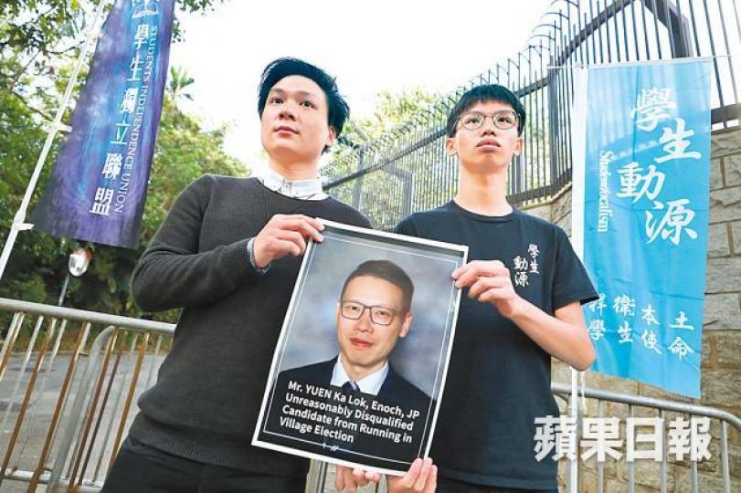 陳家駒(左)與鍾翰林(右)昨到美國駐港領事館遞交請願信。朱永倫攝 陳家駒(左)與鍾翰林(右)昨到美國駐港領事館遞交請願信。朱永倫攝