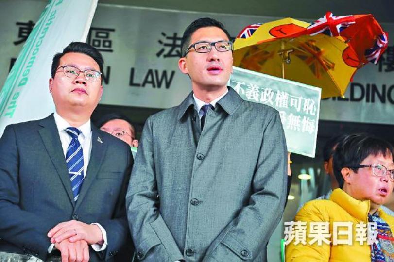 尹兆堅(左)及林卓廷(左二)昨到庭應訊,獲黨友及支持者聲援。何頴賢攝 尹兆堅(左)及林卓廷(左二)昨到庭應訊,獲黨友及支持者聲援。何頴賢攝