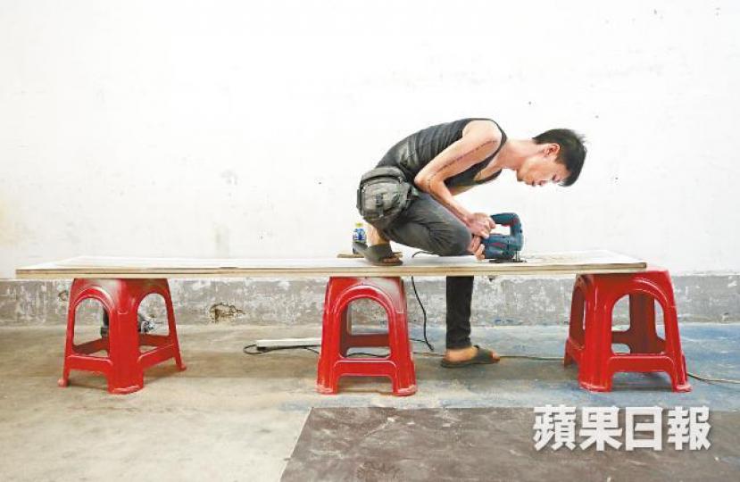 Dark以小本製作起家,一個人一對手,成為著名道具師。最近香港寬頻廣告中的超人皮套就是Dark的製作。演員穿上皮套拍攝,製作充滿日本特攝片集味道。服裝主要材料是EVA棉及熱塑板,加工上色後可模擬金屬、木材等質感。電子遊戲《榮譽戰魂》香港宣傳片中,達哥的日本武士服由Dark製作。 Dark以小本製作起家,一個人一對手,成為著名道具師。最近香港寬頻廣告中的超人皮套就是Dark的製作。演員穿上皮套拍攝,製作充滿日本特攝片集味道。服裝主要材料是EVA棉及熱塑板,加工上色後可模擬金屬、木材等質感。電子遊戲《榮譽戰魂》香港宣傳片中,達哥的日本武士服由Dark製作。