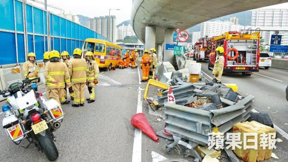 涉事保母車撞毀路中風琴式防撞欄,消防到場救援。劉永明攝 涉事保母車撞毀路中風琴式防撞欄,消防到場救援。劉永明攝