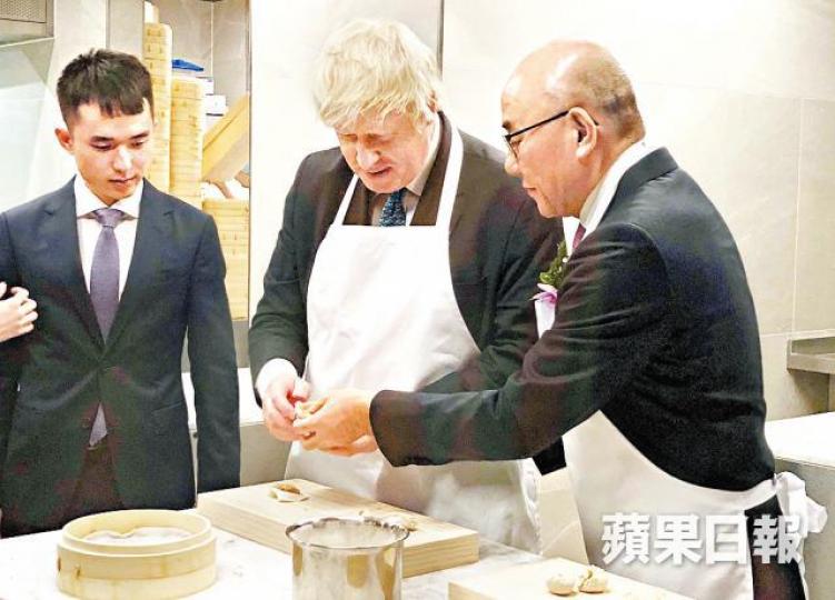 英國前外相約翰遜跟鼎泰豐董事長楊紀華(右)學整小籠包,有板有眼。 英國前外相約翰遜跟鼎泰豐董事長楊紀華(右)學整小籠包,有板有眼。