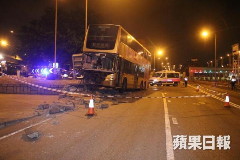 被告梁冠傑事發當日偷駕雙層巴士失控撞向石壆。資料圖片 被告梁冠傑事發當日偷駕雙層巴士失控撞向石壆。資料圖片