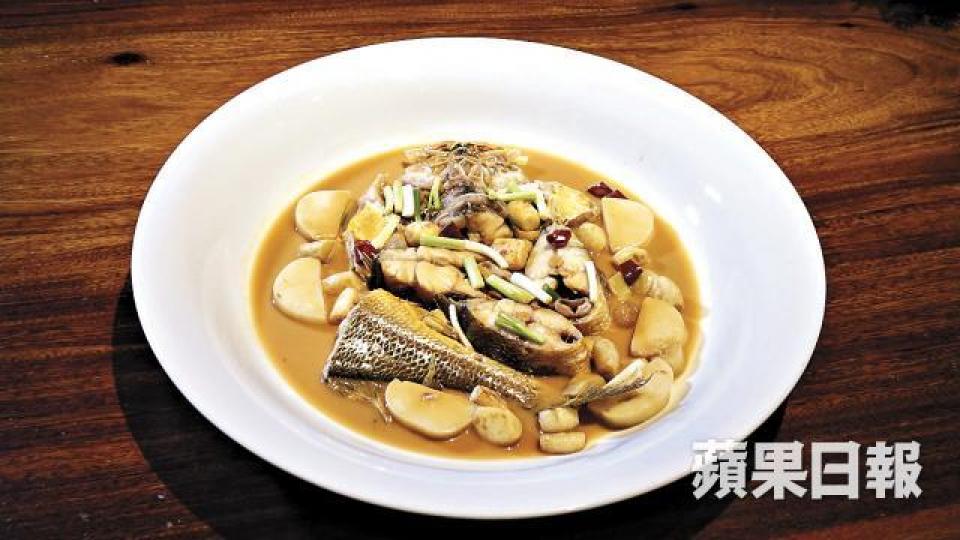 新榮記家燒黃魚最小型份量售$4,000。 新榮記家燒黃魚最小型份量售$4,000。