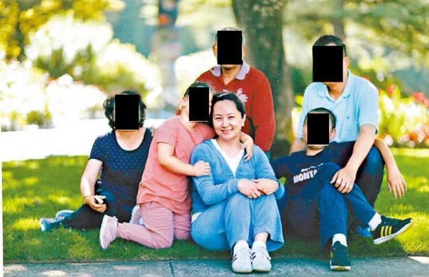 孟晚舟呈堂的家人合照。互聯網 孟晚舟呈堂的家人合照。互聯網