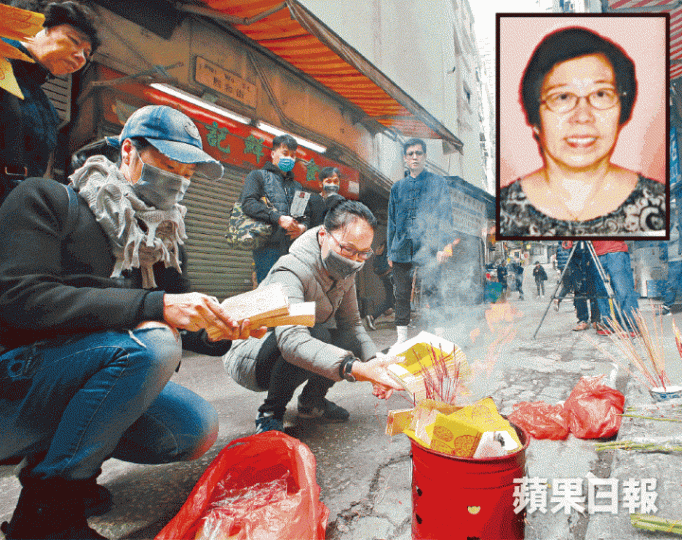 北角車禍死者陳瑞意(小圖)家屬昨到意外現場路祭。梁瑞帆攝死者陳瑞意的誼弟情緒激動跪地痛哭。何穎賢攝死者何玉珍的兩名表妹帶同鮮花拜祭。 北角車禍死者陳瑞意(小圖)家屬昨到意外現場路祭。梁瑞帆攝死者陳瑞意的誼弟情緒激動跪地痛哭。何穎賢攝死者何玉珍的兩名表妹帶同鮮花拜祭。