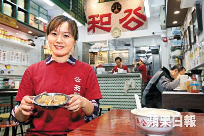 深水埗公和負責人蘇小姐稱,最開心是帶住一班老夥計重奪光環。黎樹雄攝芝士流心榴槤撻榴槤樂園主廚形容榴槤是冷門食物,期望獲名銜後可帶旺店舖。 深水埗公和負責人蘇小姐稱,最開心是帶住一班老夥計重奪光環。黎樹雄攝芝士流心榴槤撻榴槤樂園主廚形容榴槤是冷門食物,期望獲名銜後可帶旺店舖。