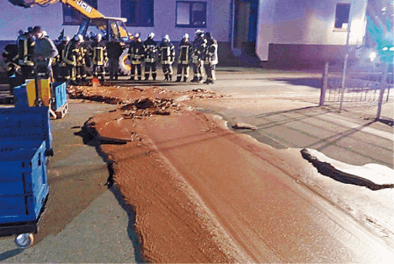 漏出街的朱古力凝固成「朱古力路」。 漏出街的朱古力凝固成「朱古力路」。