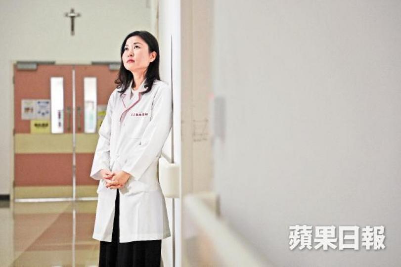 Cary徘徊病床之間,每天碰上不同的人,遇上不同的故事。許頌明攝原本擔任品牌公關的Cary,走進醫院的天主教牧靈部,當一個小職員。每逢聖誕,牧靈會的同事都會與義工報佳音。作為醫院牧靈者,細心聆聽、關懷病人成為Cary的天職。醫院的小教堂,成為牧靈者與遺屬一起祈禱的地方。 Cary徘徊病床之間,每天碰上不同的人,遇上不同的故事。許頌明攝原本擔任品牌公關的Cary,走進醫院的天主教牧靈部,當一個小職員。每逢聖誕,牧靈會的同事都會與義工報佳音。作為醫院牧靈者,細心聆聽、關懷病人成為Cary的天職。醫院的小教堂,成為牧靈者與遺屬一起祈禱的地方。