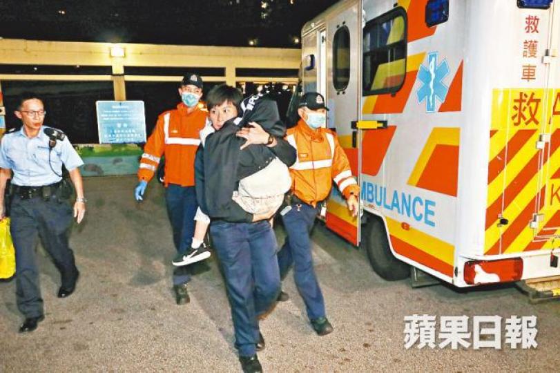 女警案發後抱走受驚女童送院檢查。黎家駒攝 女警案發後抱走受驚女童送院檢查。黎家駒攝
