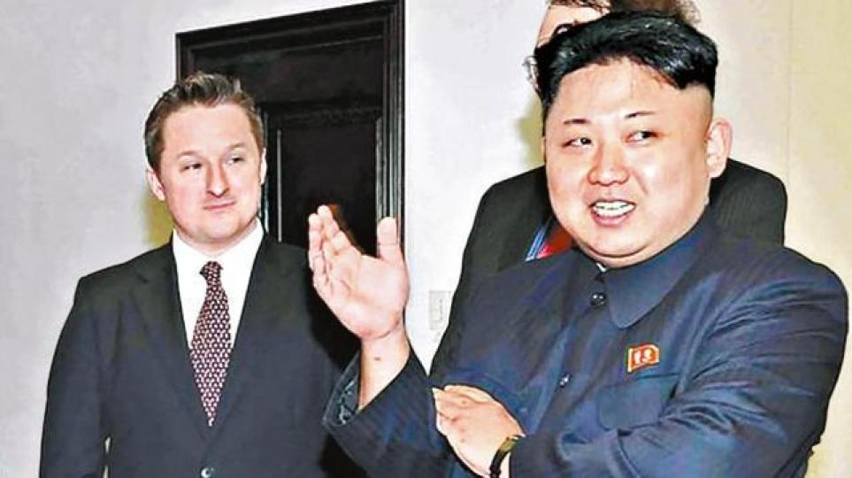 被拘留的斯帕沃(左)常與金正恩一同現身公開場合。 被拘留的斯帕沃(左)常與金正恩一同現身公開場合。
