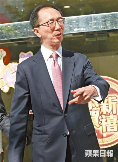2003年時任財政司長梁錦松涉在《財政預算案》公佈前偷步買車。 2003年時任財政司長梁錦松涉在《財政預算案》公佈前偷步買車。