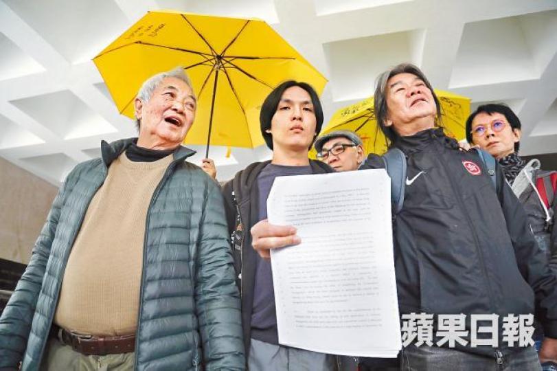左起:申請人郭卓堅、呂智恆及梁國雄昨在高院外展示判詞。何頴賢攝公民黨立法會議員陳淑莊 左起:申請人郭卓堅、呂智恆及梁國雄昨在高院外展示判詞。何頴賢攝公民黨立法會議員陳淑莊