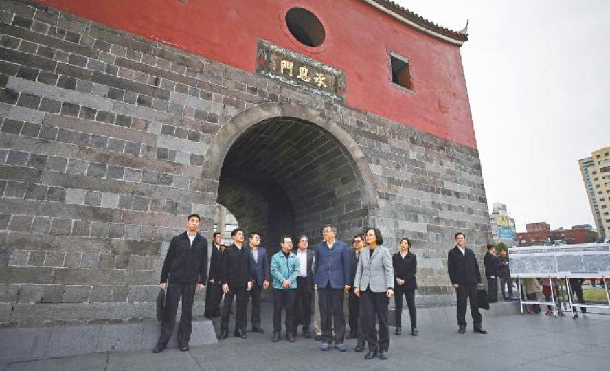 蔡英文及柯文哲昨日會面,並視察北門廣場。台灣《蘋果日報》蔡英文(右)主動向柯談話,但柯不理睬。 蔡英文及柯文哲昨日會面,並視察北門廣場。台灣《蘋果日報》蔡英文(右)主動向柯談話,但柯不理睬。