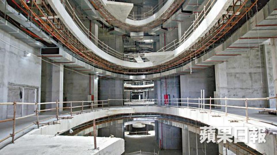 樓高七層的商場內櫳空空如也。光博匯地盤工程幾近停頓,仍未知何時才完工。 樓高七層的商場內櫳空空如也。光博匯地盤工程幾近停頓,仍未知何時才完工。