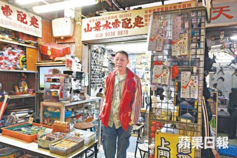 山景商場空置率高,租戶顧先生(圖)指領展乏人情味,寧丟空亦不減租。方家遠攝山景商場 山景商場空置率高,租戶顧先生(圖)指領展乏人情味,寧丟空亦不減租。方家遠攝山景商場