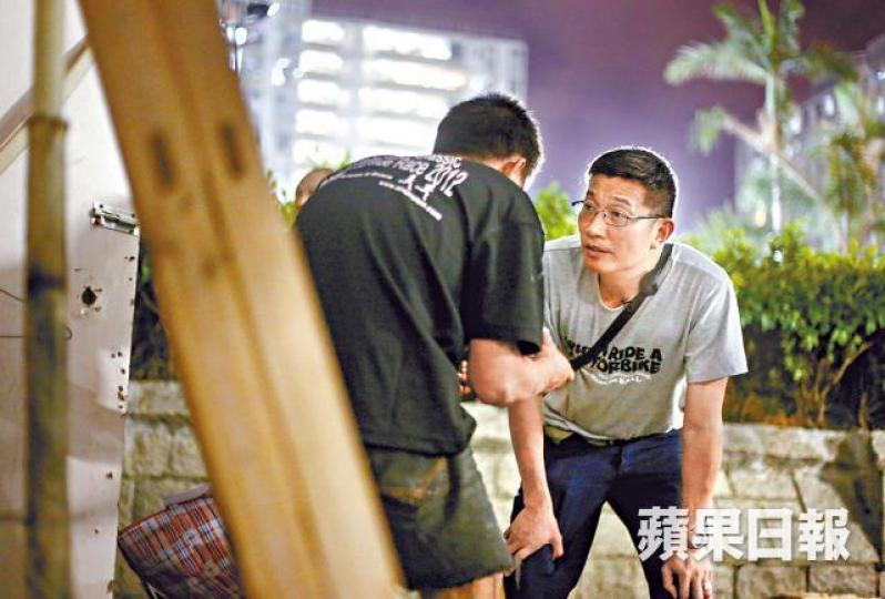 社工吳衞東堅持每周落區探望露宿者。周智堅攝 社工吳衞東堅持每周落區探望露宿者。周智堅攝