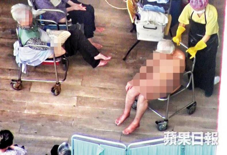 大埔一間安老院2015年遭傳媒踢爆安排長者平台全裸等洗澡後,社署才拒續牌。 大埔一間安老院2015年遭傳媒踢爆安排長者平台全裸等洗澡後,社署才拒續牌。