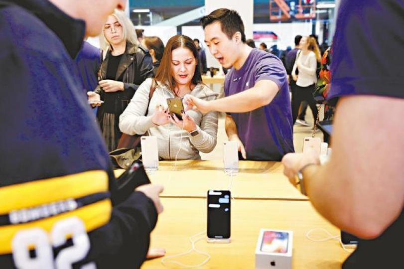 有大行曾估計蘋果將部份組裝業務遷回美國,將令每部iPhone售價升20%。 有大行曾估計蘋果將部份組裝業務遷回美國,將令每部iPhone售價升20%。