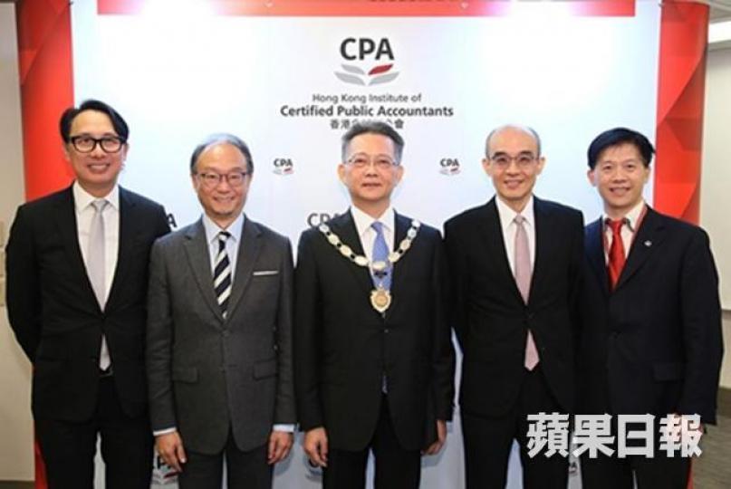 安永港澳區審計服務副主管合夥人羅富源(中)為來年會計師公會會長。 安永港澳區審計服務副主管合夥人羅富源(中)為來年會計師公會會長。