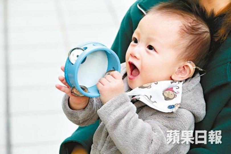 聽障童經轉介可免費獲配助聽器,霖霖是受惠者之一。王子俊攝 聽障童經轉介可免費獲配助聽器,霖霖是受惠者之一。王子俊攝