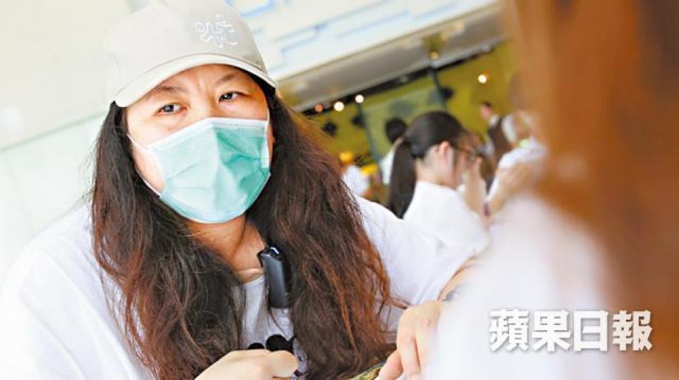 港人江女士花盡積蓄12萬元支付一商舖首期,擔心血本無歸。 港人江女士花盡積蓄12萬元支付一商舖首期,擔心血本無歸。