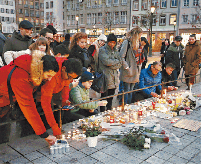 民眾在恐襲地點燃點蠟燭、擺放鮮花,悼念三名死者。持械軍人在遇襲後關閉的聖誕市場外巡邏。 民眾在恐襲地點燃點蠟燭、擺放鮮花,悼念三名死者。持械軍人在遇襲後關閉的聖誕市場外巡邏。