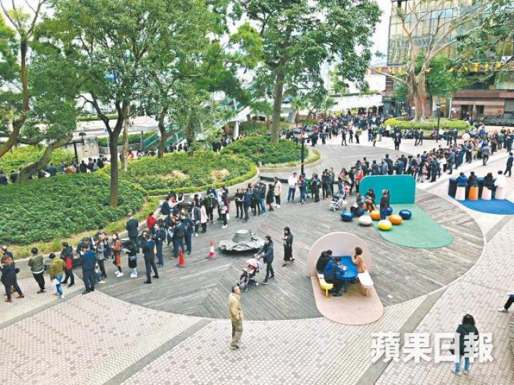 凱滙昨受熱捧,售樓處外一度有數以百計準買家,打蛇餅等候揀樓。葉煜燊攝買家李生 凱滙昨受熱捧,售樓處外一度有數以百計準買家,打蛇餅等候揀樓。葉煜燊攝買家李生