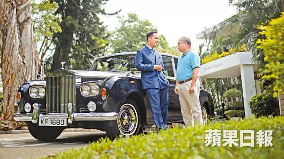 ▼1969年出廠的Phantom V是已故名人周啟邦先生的金色Rolls-Royce,現在換了藍色襯銀色。▼以往常坐在後座的Brandon第一次看見翻新後,直言十分感動。▼充滿復古味的錶台是50年車齡的標記。而桃木、車廂內的按鍵,要翻新後再進行裝嶔更有一定難度。▼中間有兩張可摺椅子,這車原來是七座位。▼表姑丈Edward(右)和荃哥(左)不時商量需要翻新的步驟,一個策劃,一個落手落腳做。▼當年周啟邦夫婦這個配搭令人留下十分深刻的印象。 ▼1969年出廠的Phantom V是已故名人周啟邦先生的金色Rolls-Royce,現在換了藍色襯銀色。▼以往常坐在後座的Brandon第一次看見翻新後,直言十分感動。▼充滿復古味的錶台是50年車齡的標記。而桃木、車廂內的按鍵,要翻新後再進行裝嶔更有一定難度。▼中間有兩張可摺椅子,這車原來是七座位。▼表姑丈Edward(右)和荃哥(左)不時商量需要翻新的步驟,一個策劃,一個落手落腳做。▼當年周啟邦夫婦這個配搭令人留下十分深刻的印象。