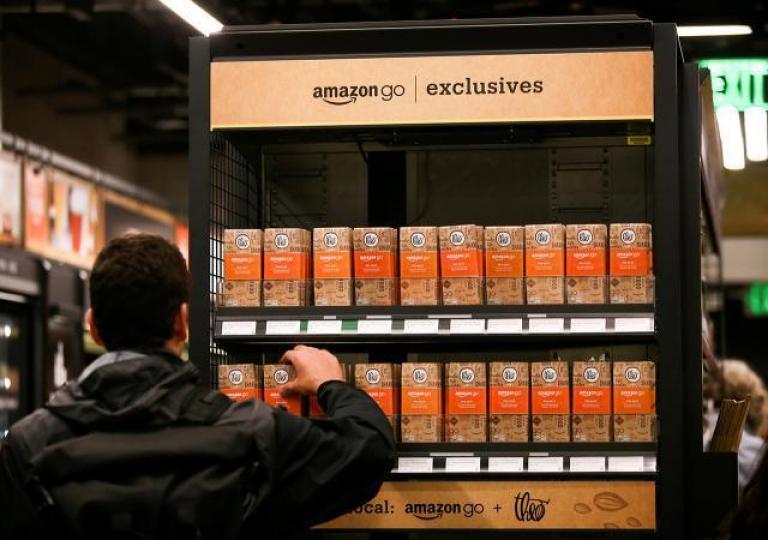 Amazon Go依靠辨認技術,在客人進入超市之前逐個人認住,客人買完東西後不用排隊付款,自動在信用卡扣除相關款項。資料圖片 Amazon Go依靠辨認技術,在客人進入超市之前逐個人認住,客人買完東西後不用排隊付款,自動在信用卡扣除相關款項。資料圖片