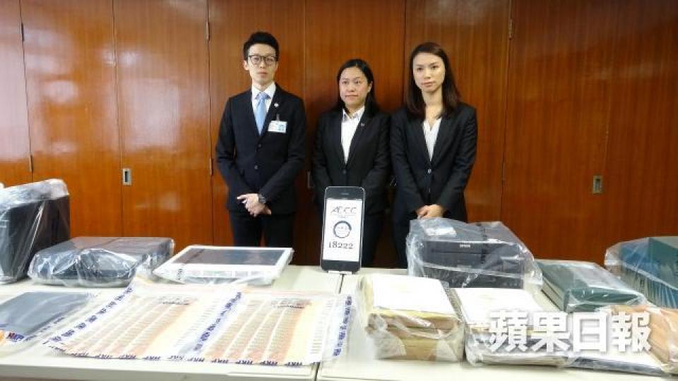 警方破獲以低息貸款招徠的詐騙集團,展示撿獲的現金及文件。張培生攝 警方破獲以低息貸款招徠的詐騙集團,展示撿獲的現金及文件。張培生攝