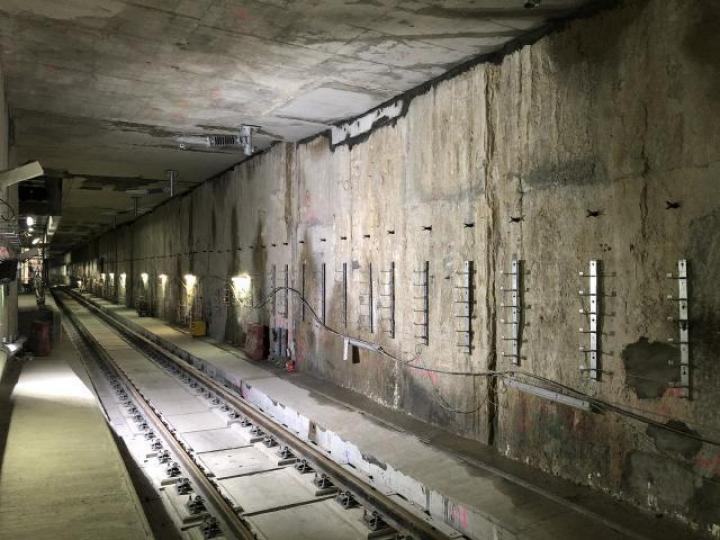 港鐵發言人稱,抽驗首階段涉及東西走廊月台層板共24個位置,目前已鑿開其中5個。資料圖片 港鐵發言人稱,抽驗首階段涉及東西走廊月台層板共24個位置,目前已鑿開其中5個。資料圖片