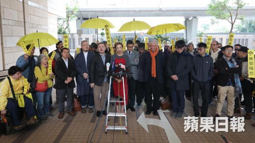 九子散庭後在庭外接受訪問。 九子散庭後在庭外接受訪問。