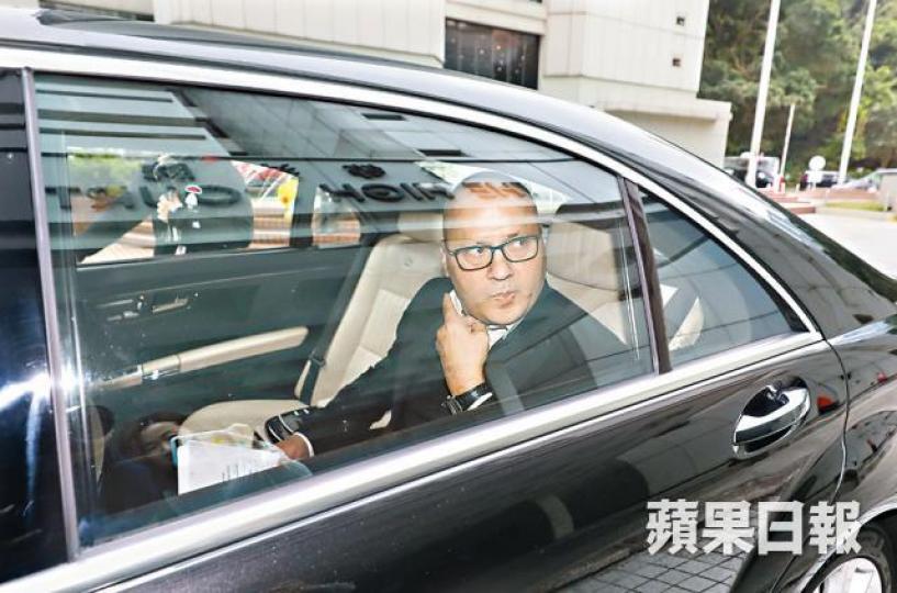 伯明翰時任行政總裁兼大律師彭彼得作供時再三強調不知被告偷錢。 伯明翰時任行政總裁兼大律師彭彼得作供時再三強調不知被告偷錢。