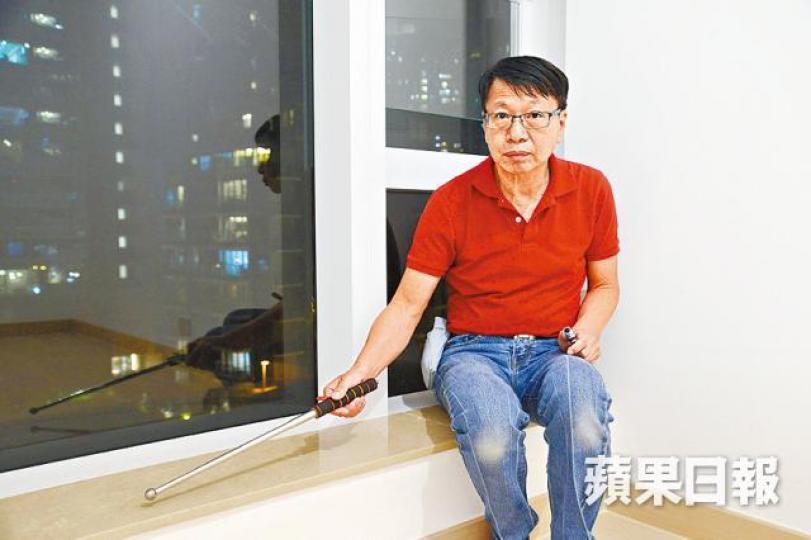 詹sir敲打主人房窗邊石材,有空心聲。 詹sir敲打主人房窗邊石材,有空心聲。
