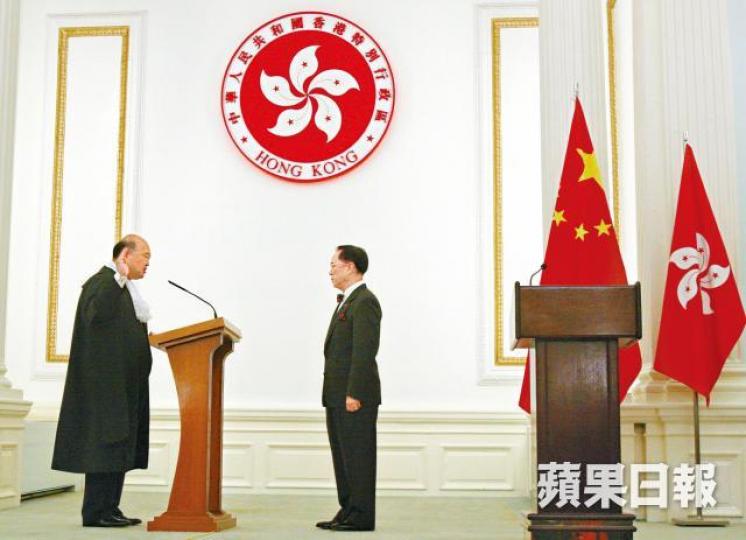 法官宣誓儀式日後或要加插奏唱國歌;圖為終審法院首席法官馬道立2010年就職時向時任特首曾蔭權宣誓。公民黨黨魁楊岳橋指條例要求在立法會議員和法官宣誓時奏唱國歌是「形式主義、整色整水」。民主派會議召集人毛孟靜稱建議是政治上的施壓和威嚇,透過奏國歌的環節提醒議員「一國」先於「兩制」。 法官宣誓儀式日後或要加插奏唱國歌;圖為終審法院首席法官馬道立2010年就職時向時任特首曾蔭權宣誓。公民黨黨魁楊岳橋指條例要求在立法會議員和法官宣誓時奏唱國歌是「形式主義、整色整水」。民主派會議召集人毛孟靜稱建議是政治上的施壓和威嚇,透過奏國歌的環節提醒議員「一國」先於「兩制」。