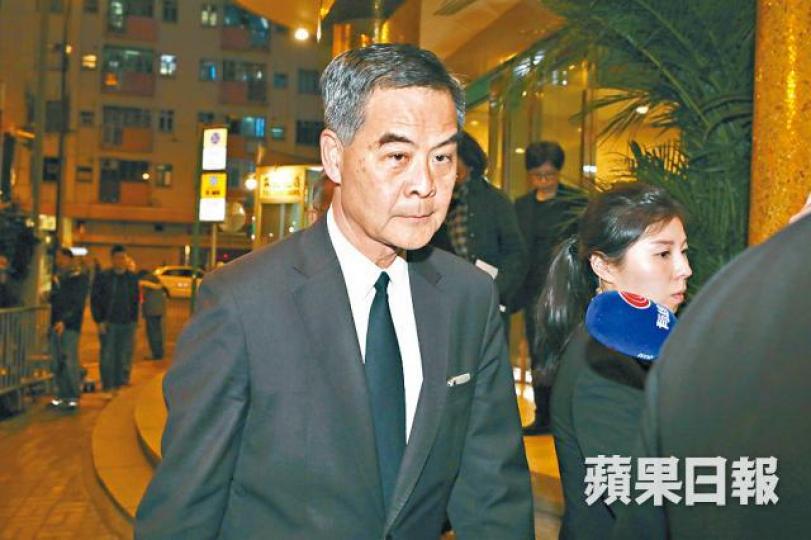 梁振英赴劉廼強喪禮時被問獲律政司「放生」有何感受,他黑面拒答。李家皓攝 梁振英赴劉廼強喪禮時被問獲律政司「放生」有何感受,他黑面拒答。李家皓攝