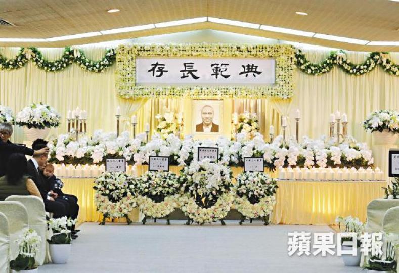 劉廼強昨傍晚設靈。張德江及朱鎔基送上花牌。 劉廼強昨傍晚設靈。張德江及朱鎔基送上花牌。