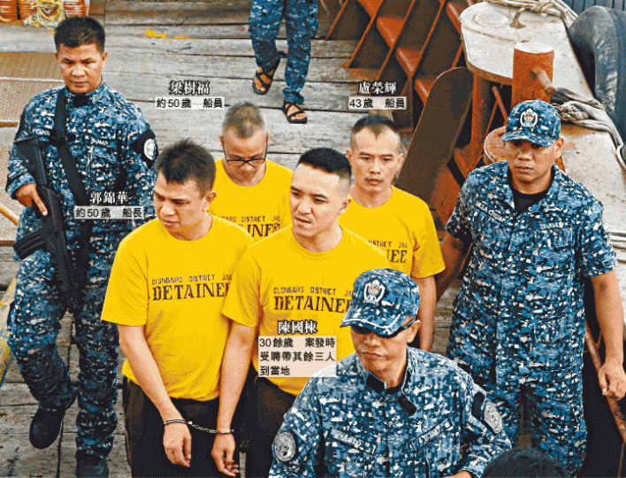 在菲律賓捲入毒案的四名港人昨被判終身監禁;圖為2016年他們被押往涉事漁船調查。被告家屬昨得悉判決後掩面痛哭。 在菲律賓捲入毒案的四名港人昨被判終身監禁;圖為2016年他們被押往涉事漁船調查。被告家屬昨得悉判決後掩面痛哭。