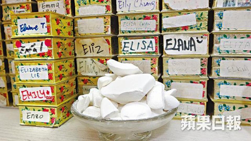 線面必備的海棠粉,用以吸收臉部油脂。 線面必備的海棠粉,用以吸收臉部油脂。