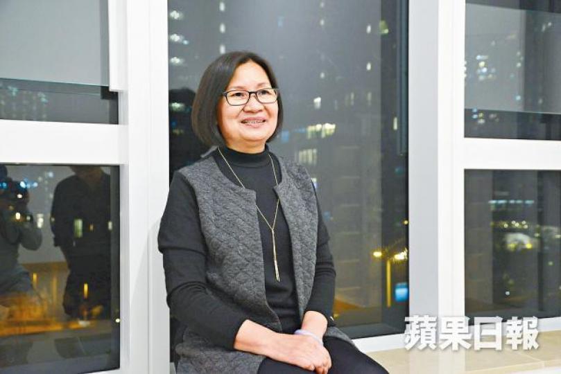 琴姐細女及女婿須置業,獲她資助部份首期。Monterey位於將軍澳,由會德豐興建。單位雖處低層,仍可望海景。琴姐指Monterey的客廳,細過自己住的公屋。琴姐覺得儲物房嘥位。單位實用563呎,有兩間睡房。 琴姐細女及女婿須置業,獲她資助部份首期。Monterey位於將軍澳,由會德豐興建。單位雖處低層,仍可望海景。琴姐指Monterey的客廳,細過自己住的公屋。琴姐覺得儲物房嘥位。單位實用563呎,有兩間睡房。