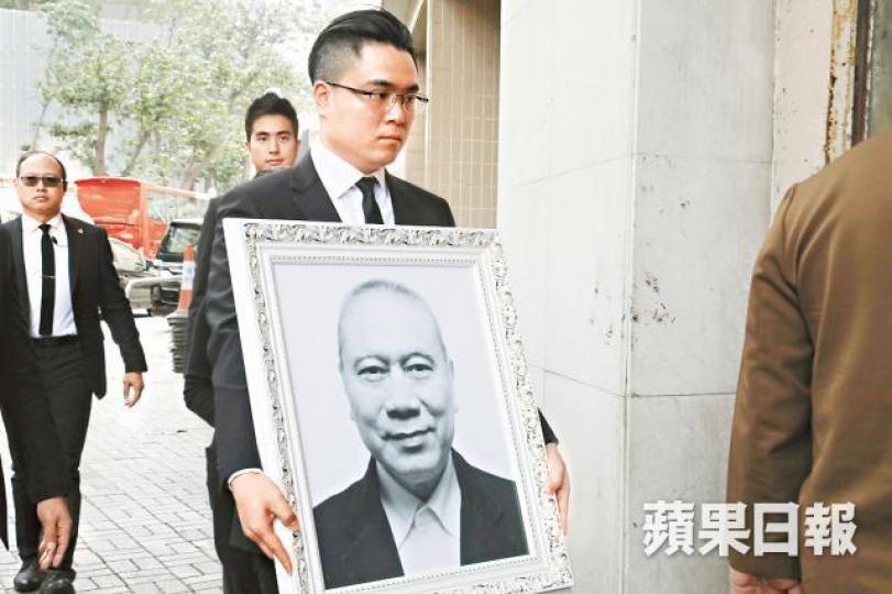 劉廼強兒子劉方手持亡父遺照。 劉廼強兒子劉方手持亡父遺照。