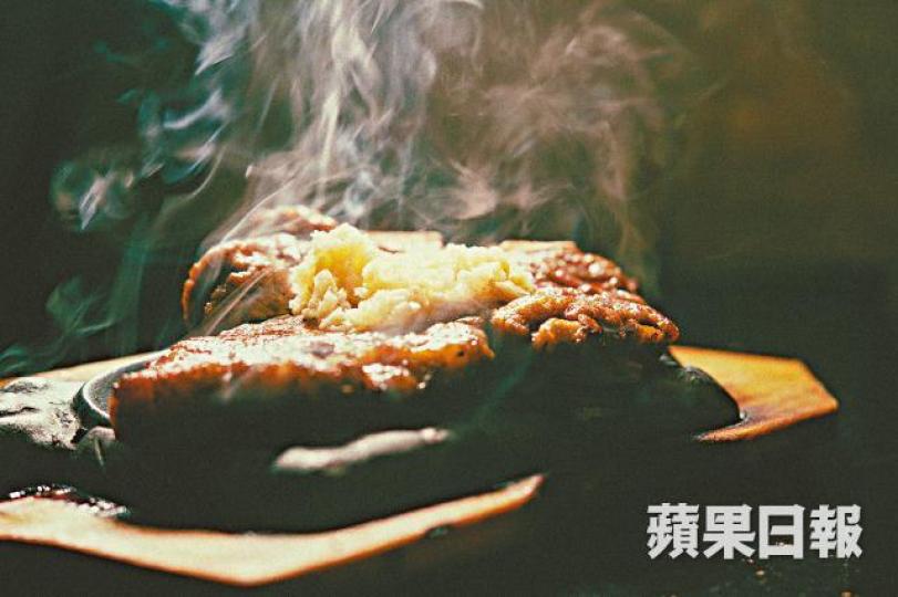 金鳳的牛扒堅持做到大件夾抵食,幾十年如此。小店沿用舊裝修,店裏每件東西都有着歷史痕跡。妹妹Noble主力負責店裏的事務。姊姊Mary則打理後勤工作及內部管理事宜。小店的特色,就是於牛扒上加上大量蒜茸,令食物更惹味。廚房一到了午市及晚市就忙個不停,炊煙四起。煎扒看似不難,但要控制生熟的成數,確是需要點技術。姊妹二人甚少因為公事而吵架,反倒感情更好。 金鳳的牛扒堅持做到大件夾抵食,幾十年如此。小店沿用舊裝修,店裏每件東西都有着歷史痕跡。妹妹Noble主力負責店裏的事務。姊姊Mary則打理後勤工作及內部管理事宜。小店的特色,就是於牛扒上加上大量蒜茸,令食物更惹味。廚房一到了午市及晚市就忙個不停,炊煙四起。煎扒看似不難,但要控制生熟的成數,確是需要點技術。姊妹二人甚少因為公事而吵架,反倒感情更好。