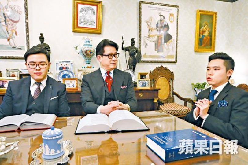 左起:大律師羅銘基、陸偉雄、常子謙不時回辦公室開會,討論法律議題。 左起:大律師羅銘基、陸偉雄、常子謙不時回辦公室開會,討論法律議題。