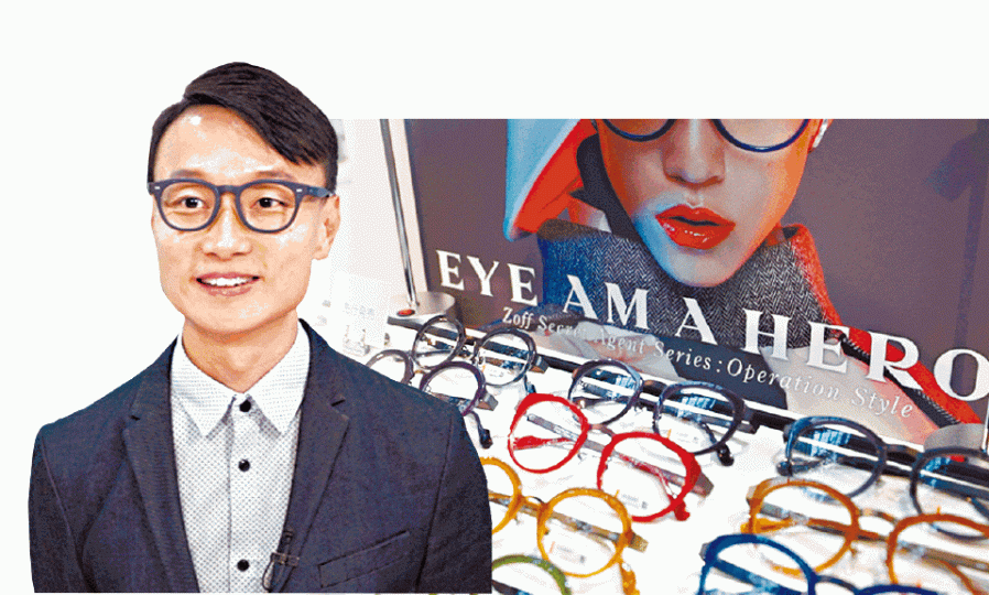 Zoff香港總經理林琳(左圖)表示,品牌致勝之道在於款式夠多。店舖參考超市的開放式貨架,減低客人戒備心。店內設有工場,兩部啤機隨時候命車鏡。 Zoff香港總經理林琳(左圖)表示,品牌致勝之道在於款式夠多。店舖參考超市的開放式貨架,減低客人戒備心。店內設有工場,兩部啤機隨時候命車鏡。
