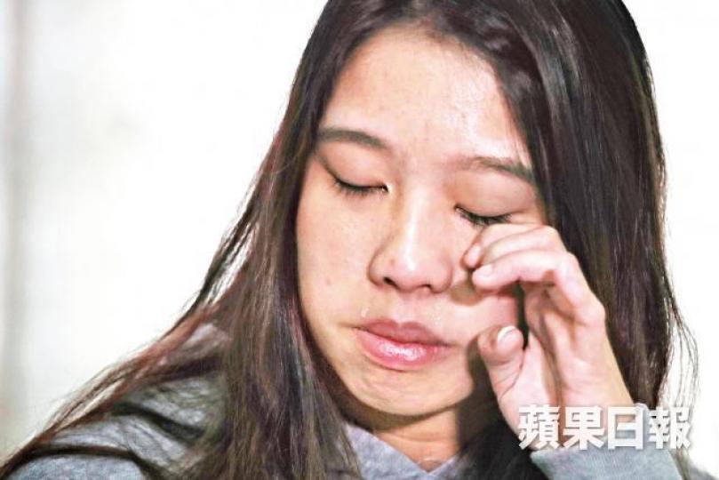 涉案港男梁樹福的女兒梁詠琳花光學費聘律師救父換來絕望判刑。何頴賢攝盧樹好稱弟弟盧榮輝無辜捲入毒案被囚終身,對菲律賓法院失去信心。梁詠琳只可憑舊照片重溫與父親的溫馨時光。 涉案港男梁樹福的女兒梁詠琳花光學費聘律師救父換來絕望判刑。何頴賢攝盧樹好稱弟弟盧榮輝無辜捲入毒案被囚終身,對菲律賓法院失去信心。梁詠琳只可憑舊照片重溫與父親的溫馨時光。