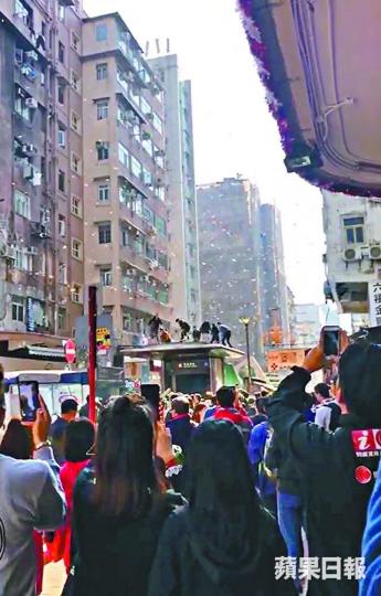 有途人爬上港鐵站出口頂部搶鈔票。 有途人爬上港鐵站出口頂部搶鈔票。