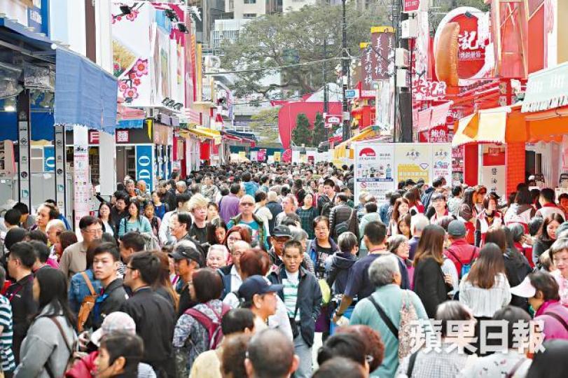 工展會昨日開鑼,現場人頭湧湧。謝榮耀攝 工展會昨日開鑼,現場人頭湧湧。謝榮耀攝
