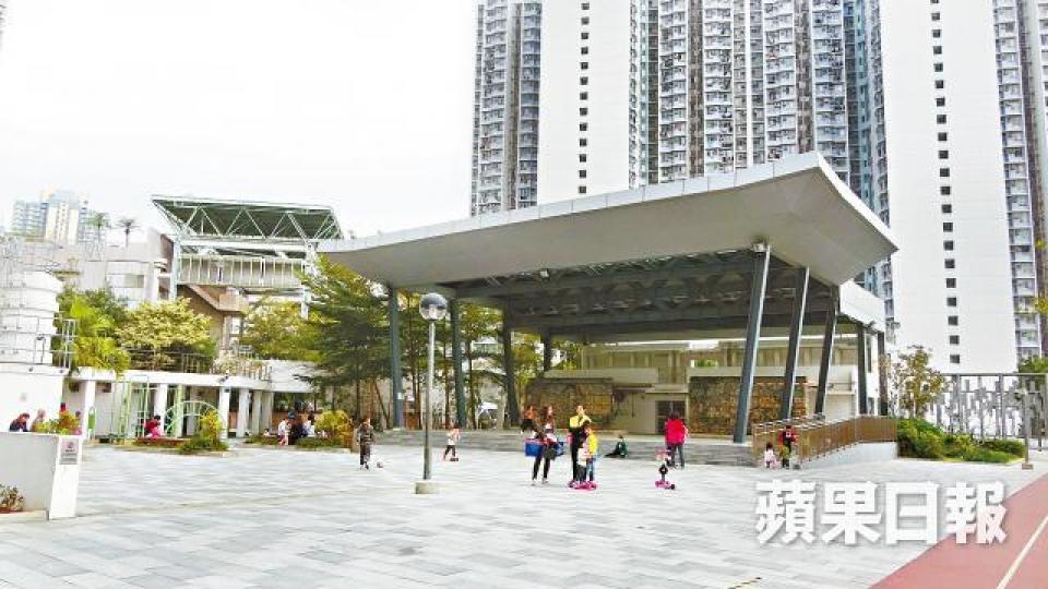 警方在葵涌石籬二邨拘捕兩男子。 警方在葵涌石籬二邨拘捕兩男子。