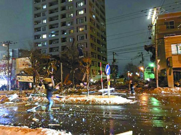 居酒屋附近街道在爆炸後一片狼藉。互聯網 居酒屋附近街道在爆炸後一片狼藉。互聯網